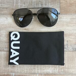 NEW QUAY Vivienne Black/Smoke Sunglasses